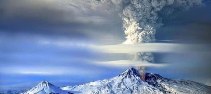 Извергающийся вулкан Арарат
