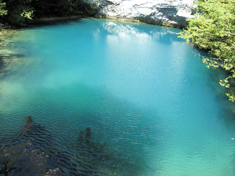 голубое озеро в ущелье