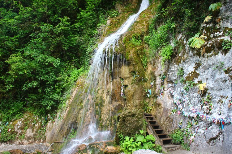 водопад мужские слезы по дороге на озеро Рица