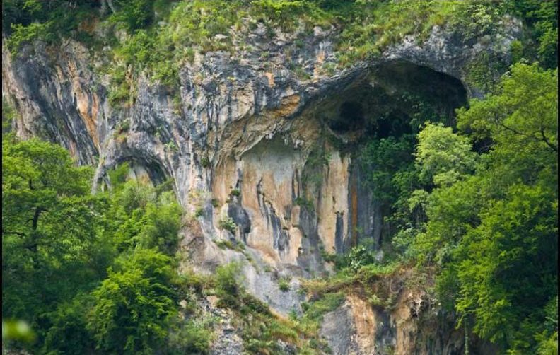 скальный монастырь у реки Мчишта