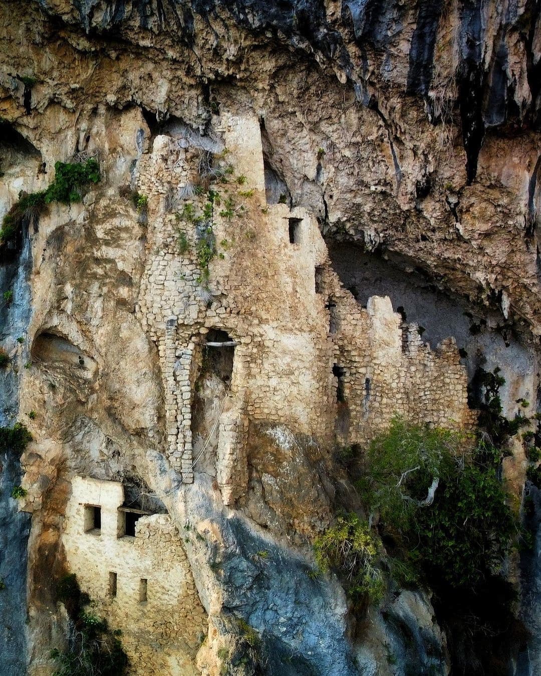 Скальный монастырь в Отхаре