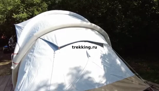 Внешнее покрытие палатки отражает солнце