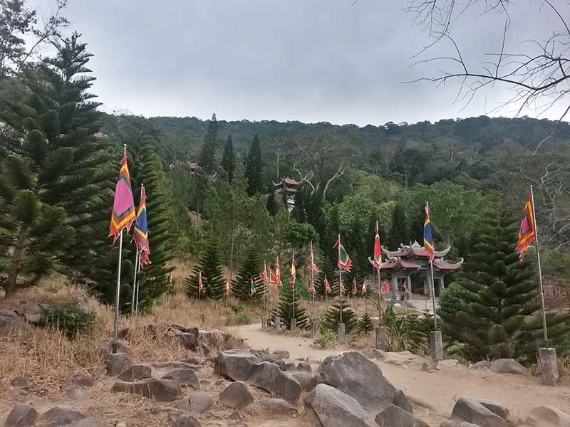 Гора таку, начало подъема к статуе Будды
