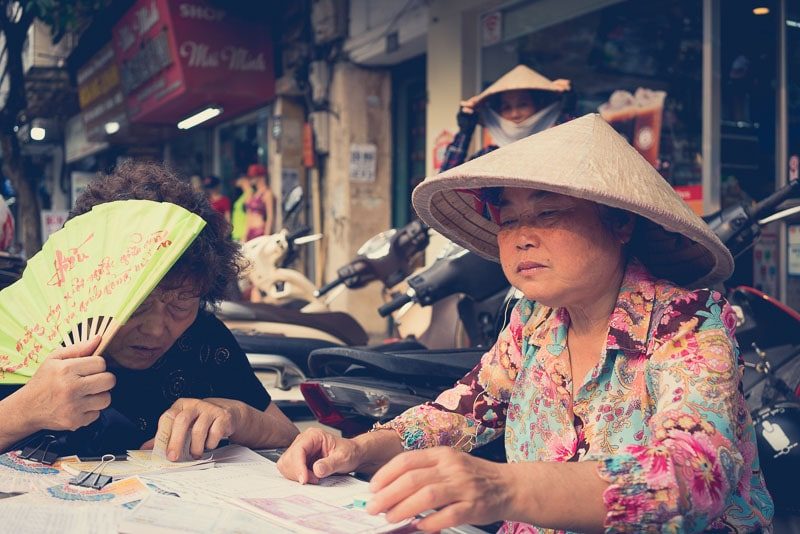 Дамы играют на улицах Ханоя