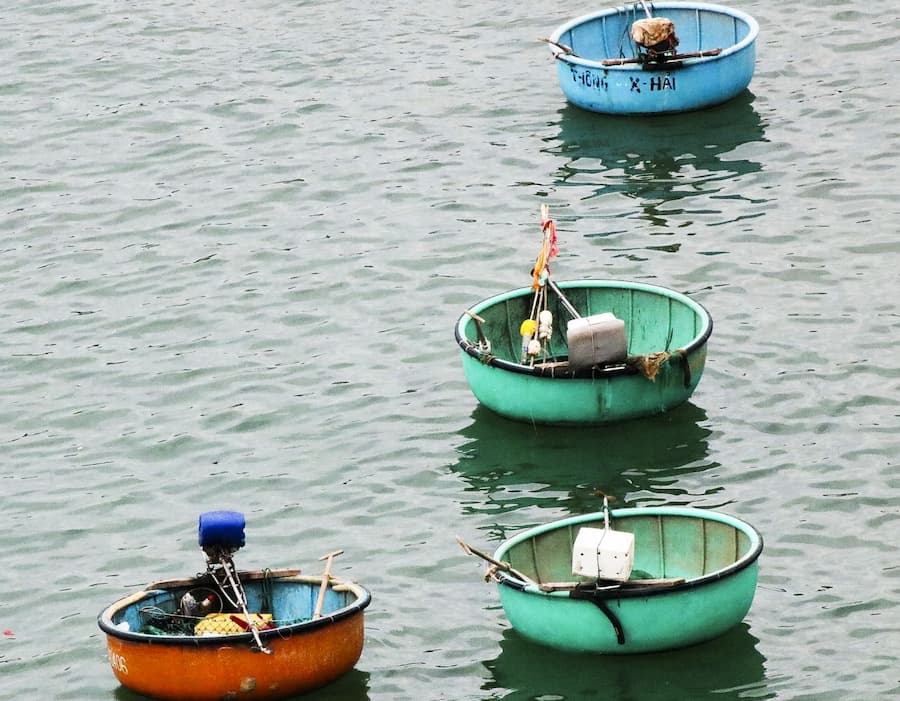Вьетнамские рыбацкие лодки-тазики thúng chài (тхунг чай) в море