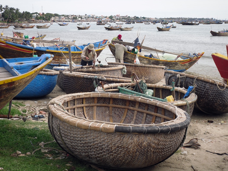 Вьетнамские рыбацкие лодки thúng chài (тхунг чай) на берегу