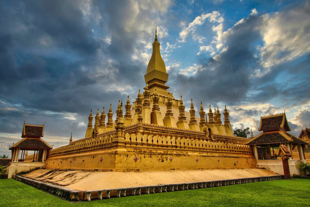 Буддийский храм Тхат-Луанг (Great Stupa / Большая ступа)