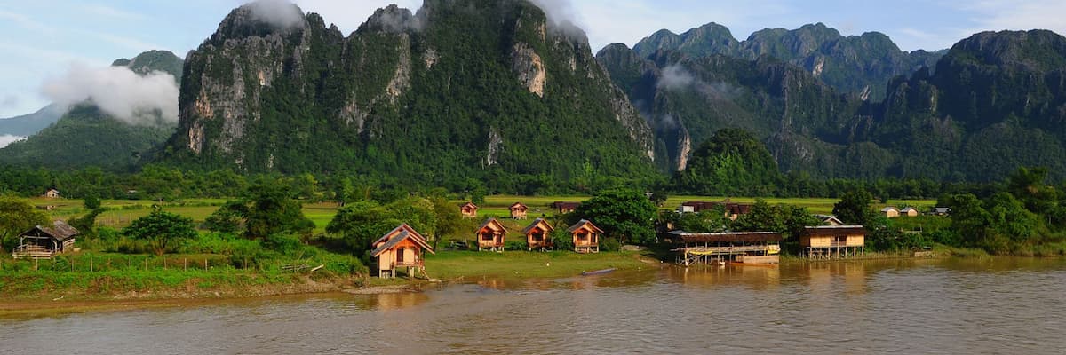 Лаос, пейзаж на фоне реки