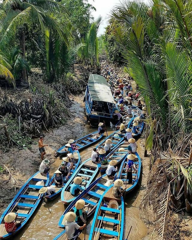 Лаосская пробка на реке