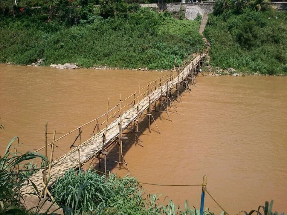 Платный бамбуковый мост в Луангпхабанге