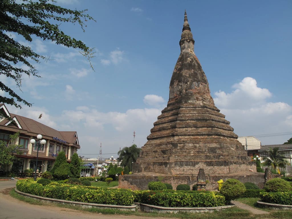 Черная ступа Тхат Дам (That Dam Stupa)